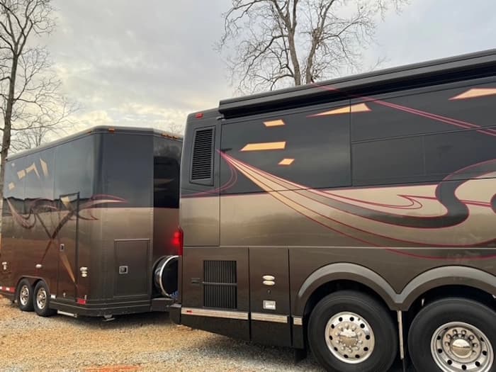 2009 Prevost Featherlite H3-45 Motorhome - Image 9