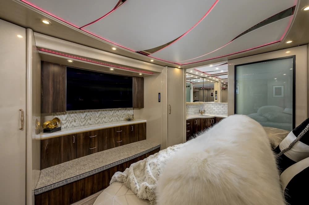 2017 Prevost Marathon H3-45 Motorhome - Image 12