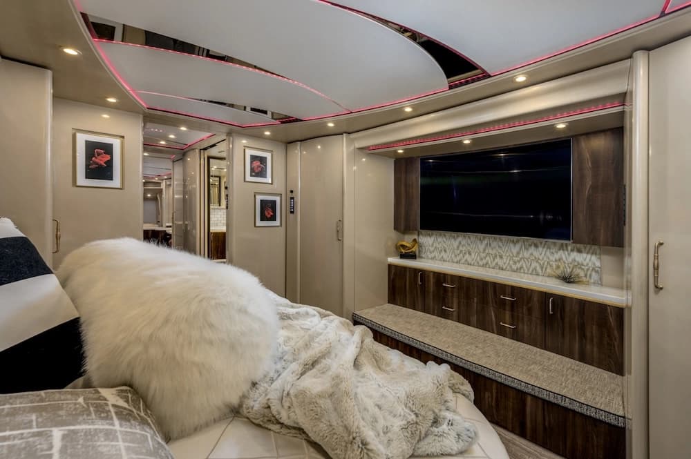 2017 Prevost Marathon H3-45 Motorhome - Image 15