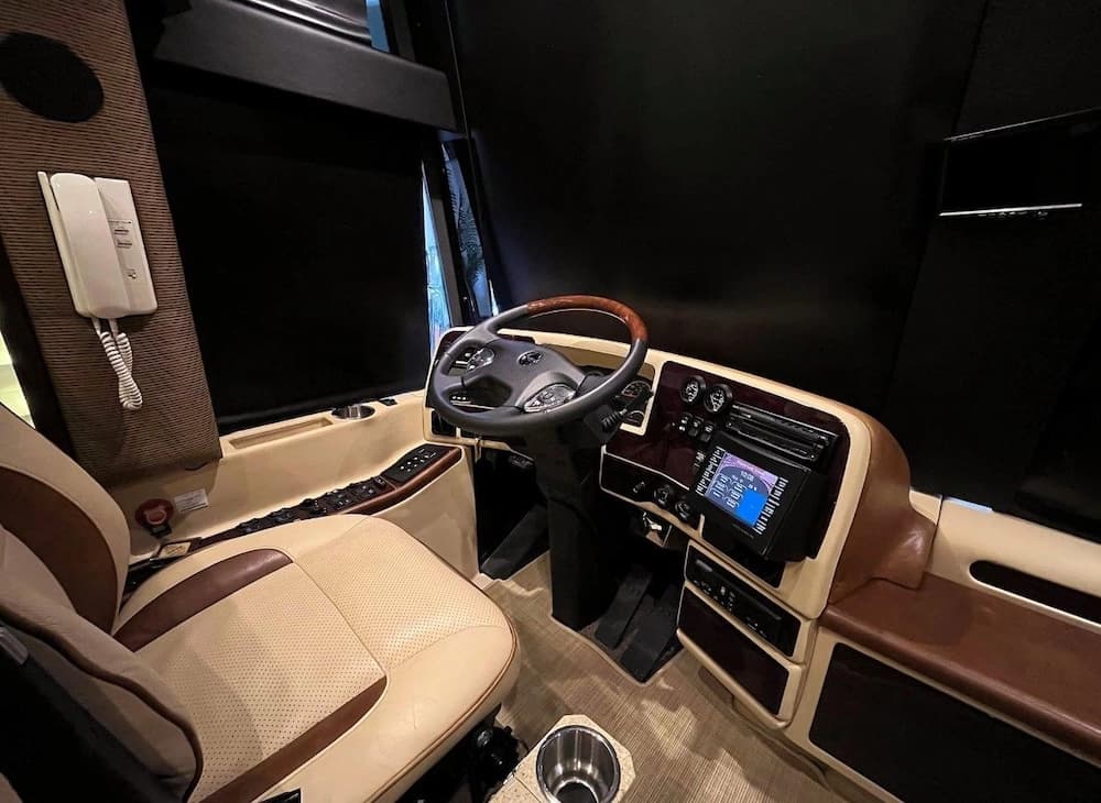 2013 Prevost Liberty Elegant Lady H3-45 Motorhome - Image 21