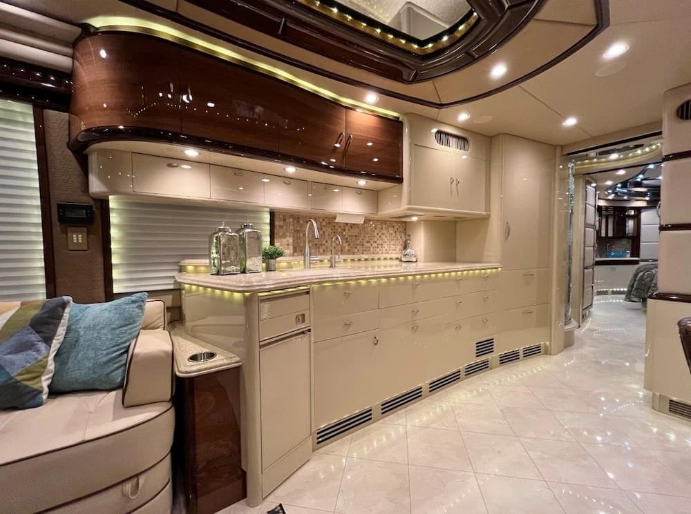 2013 Prevost Liberty Elegant Lady H3-45 Motorhome - Image 25