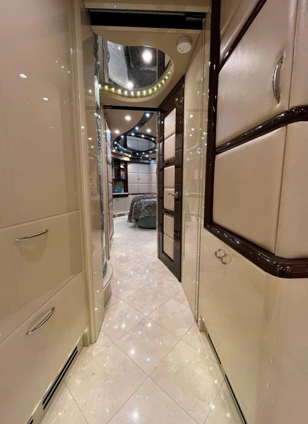 2013 Prevost Liberty Elegant Lady H3-45 Motorhome - Image 31