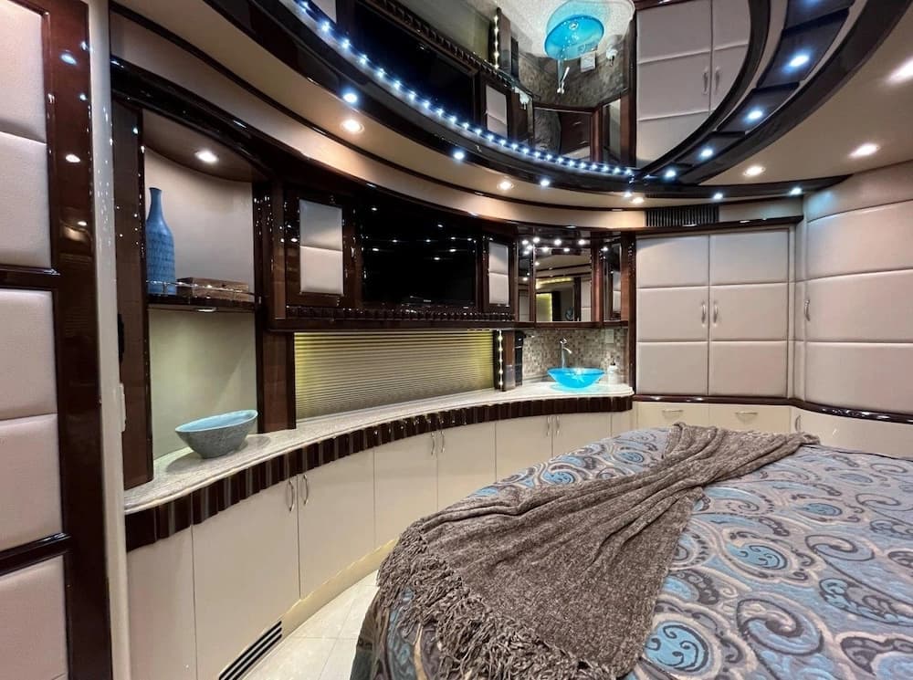 2013 Prevost Liberty Elegant Lady H3-45 Motorhome - Image 35