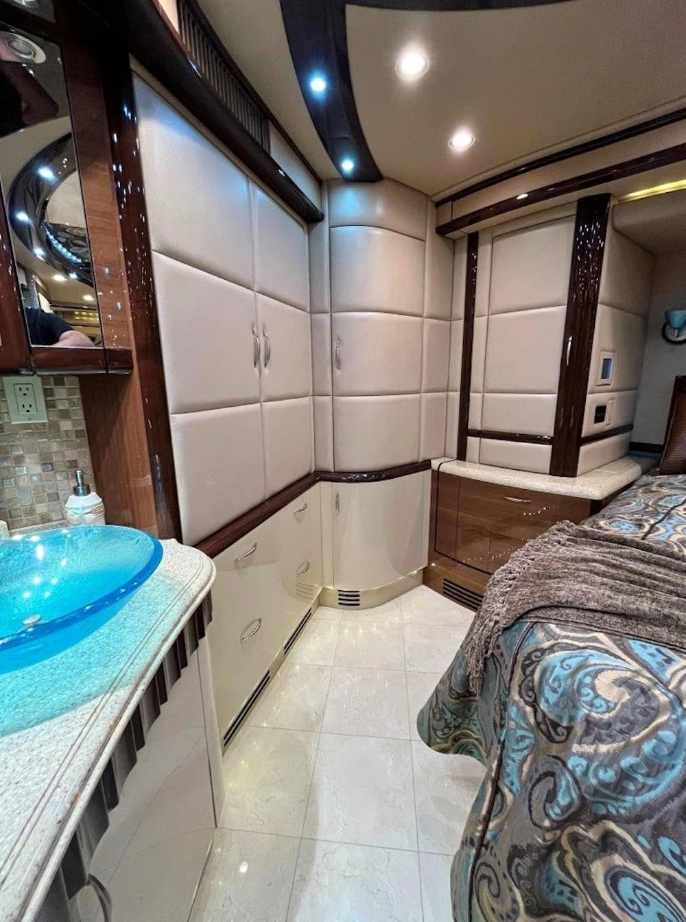 2013 Prevost Liberty Elegant Lady H3-45 Motorhome - Image 36