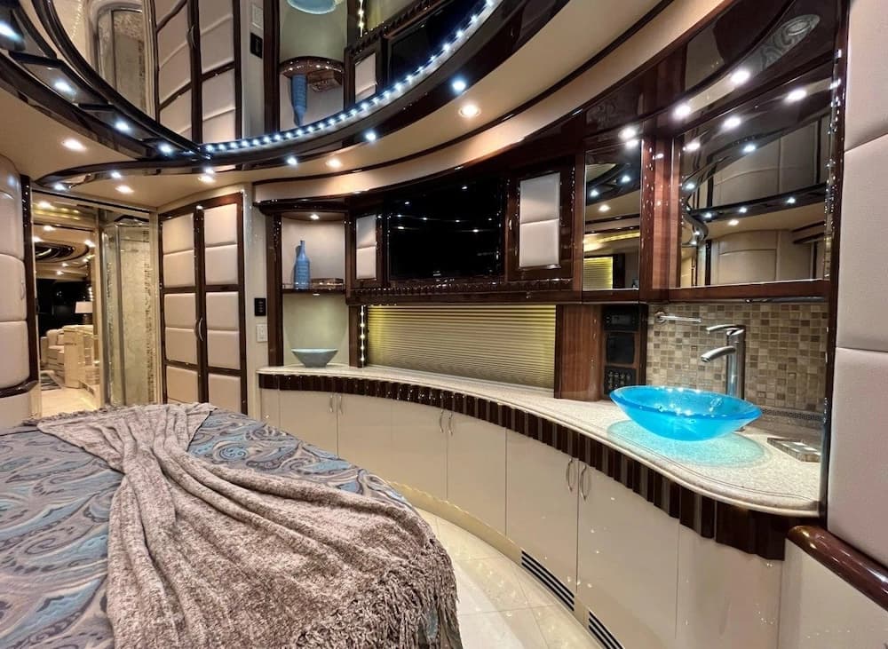 2013 Prevost Liberty Elegant Lady H3-45 Motorhome - Image 38
