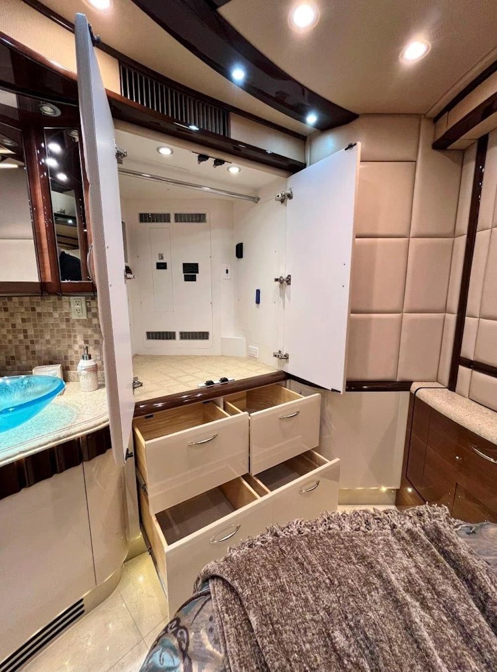 2013 Prevost Liberty Elegant Lady H3-45 Motorhome - Image 39