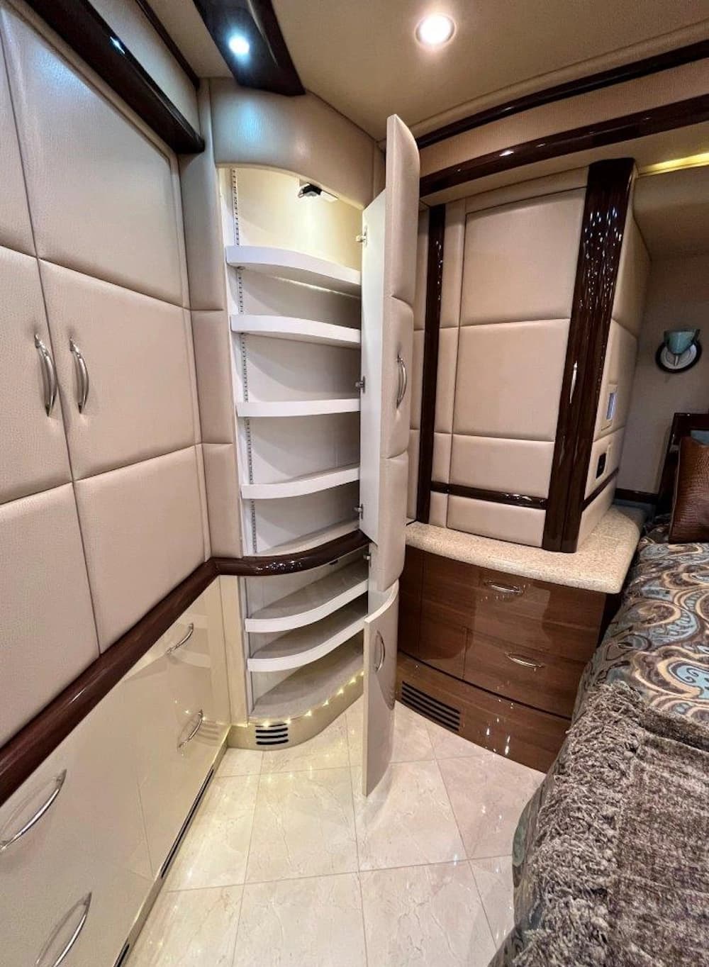 2013 Prevost Liberty Elegant Lady H3-45 Motorhome - Image 40