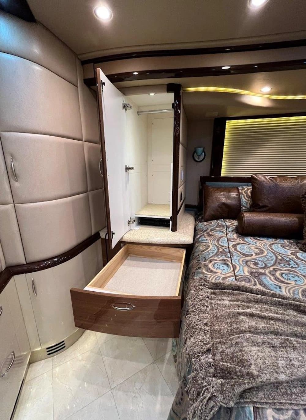 2013 Prevost Liberty Elegant Lady H3-45 Motorhome - Image 41