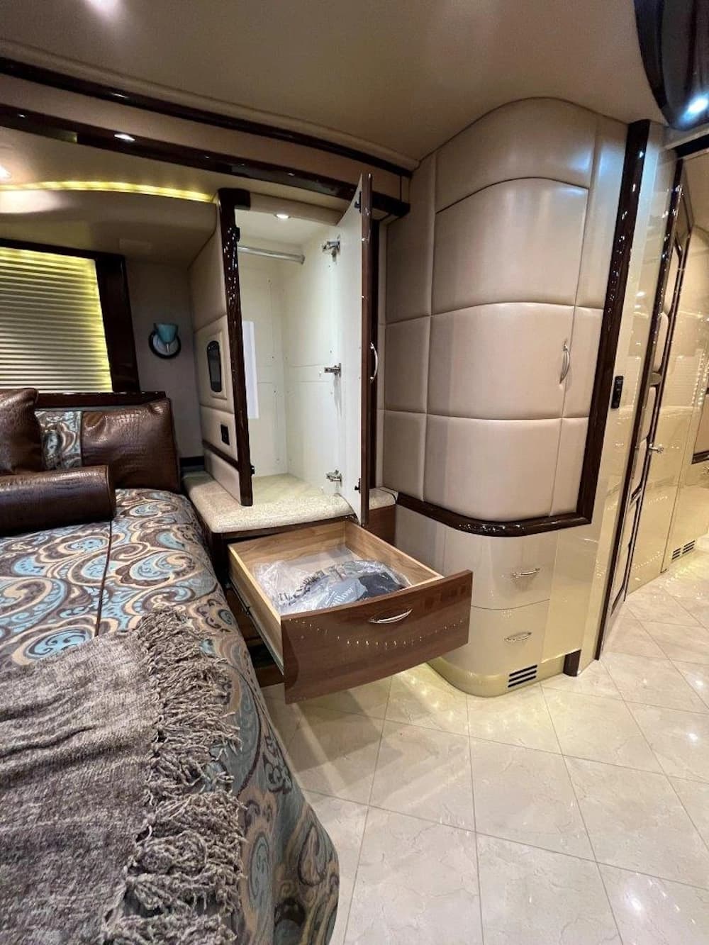 2013 Prevost Liberty Elegant Lady H3-45 Motorhome - Image 42
