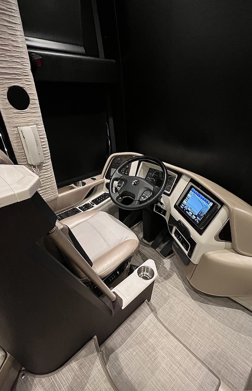 2016 Prevost Liberty Elegant Lady H3-45 Motorhome - Image 16