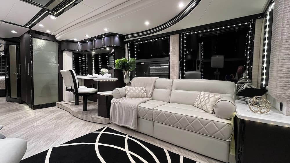 2016 Prevost Liberty Elegant Lady H3-45 Motorhome - Image 18