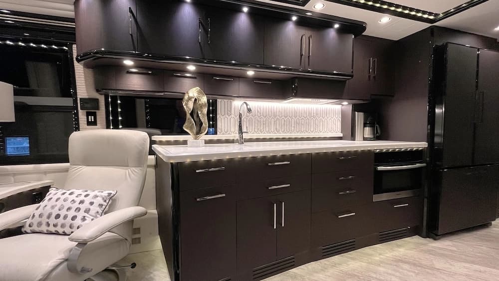 2016 Prevost Liberty Elegant Lady H3-45 Motorhome - Image 20