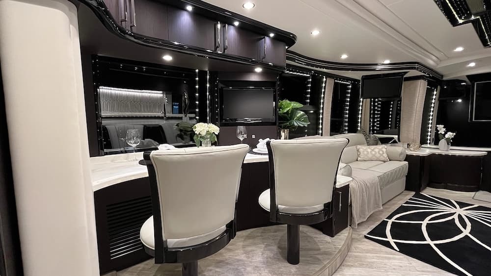 2016 Prevost Liberty Elegant Lady H3-45 Motorhome - Image 21