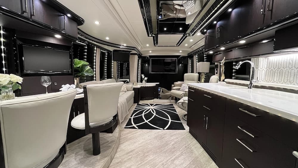 2016 Prevost Liberty Elegant Lady H3-45 Motorhome - Image 22