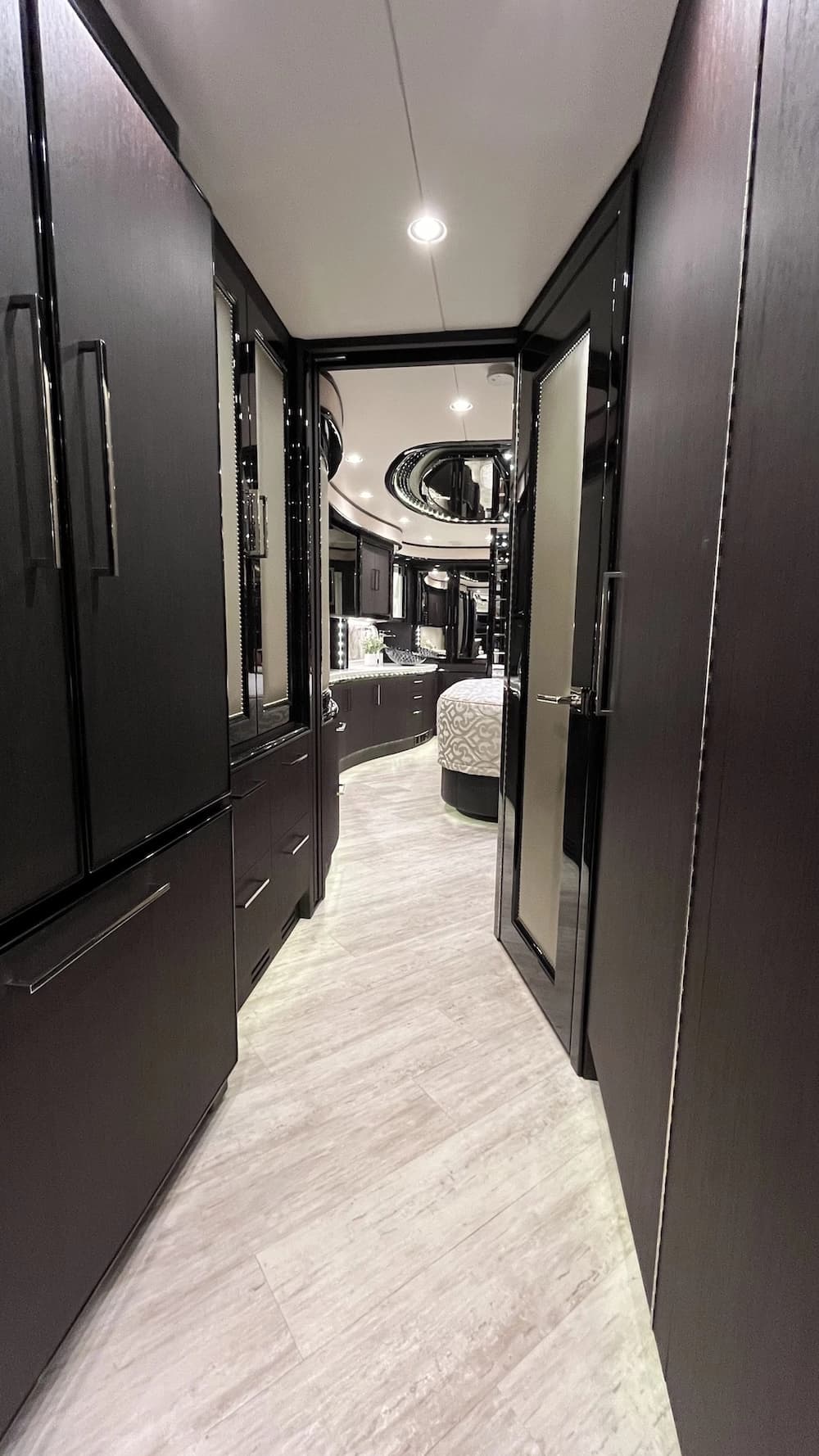 2016 Prevost Liberty Elegant Lady H3-45 Motorhome - Image 25