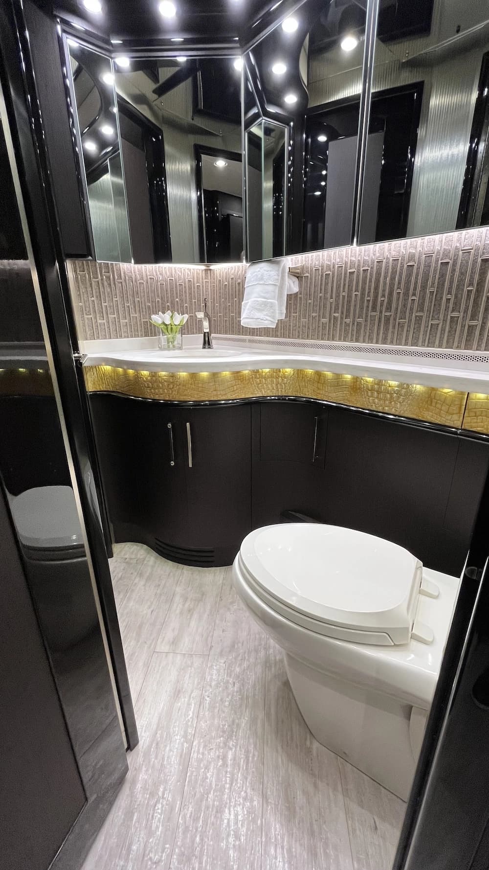 2016 Prevost Liberty Elegant Lady H3-45 Motorhome - Image 26