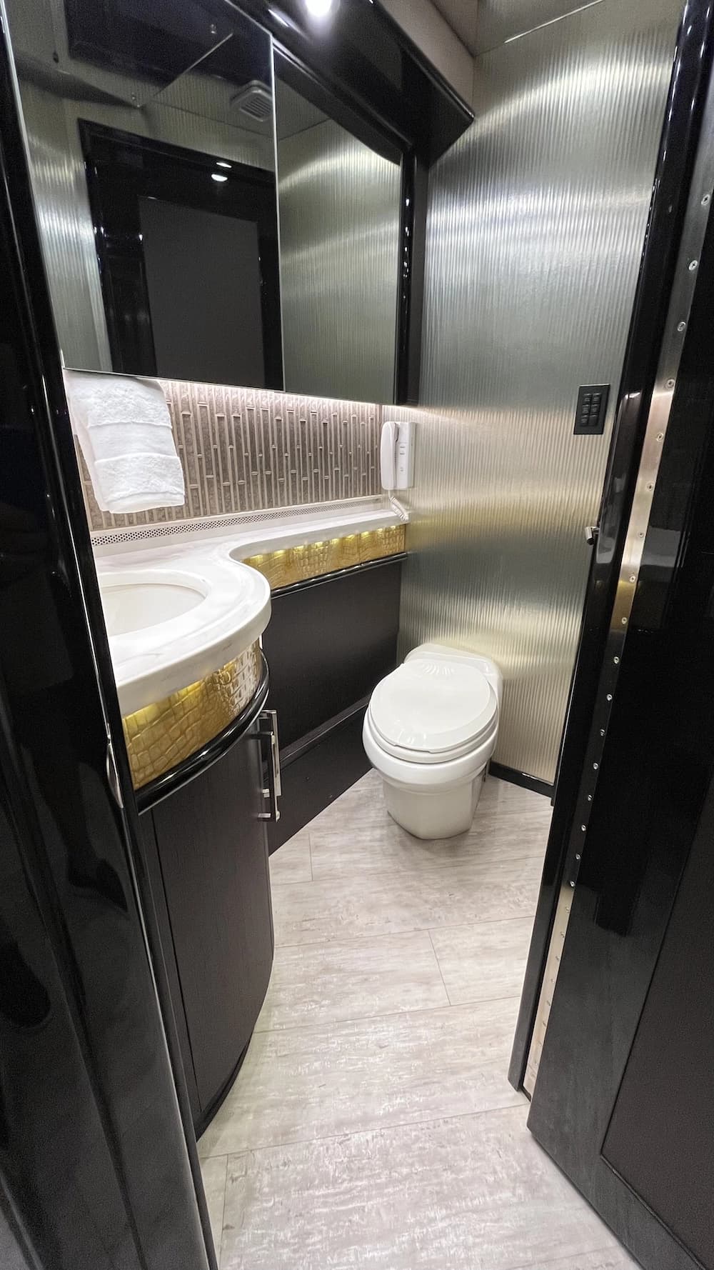 2016 Prevost Liberty Elegant Lady H3-45 Motorhome - Image 27