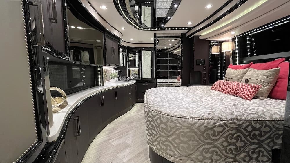2016 Prevost Liberty Elegant Lady H3-45 Motorhome - Image 28
