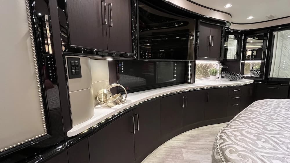 2016 Prevost Liberty Elegant Lady H3-45 Motorhome - Image 29