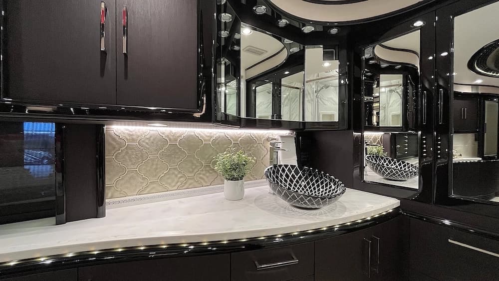 2016 Prevost Liberty Elegant Lady H3-45 Motorhome - Image 30