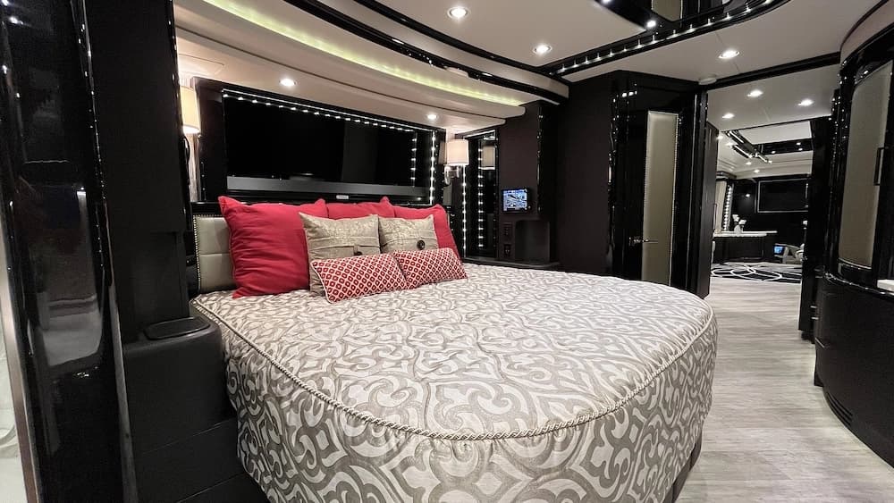 2016 Prevost Liberty Elegant Lady H3-45 Motorhome - Image 32