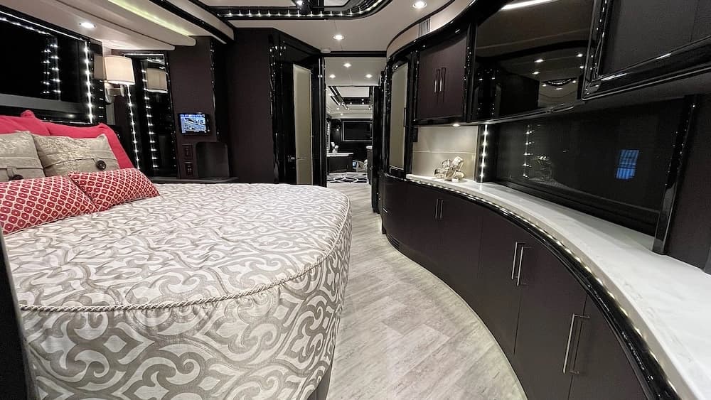 2016 Prevost Liberty Elegant Lady H3-45 Motorhome - Image 33