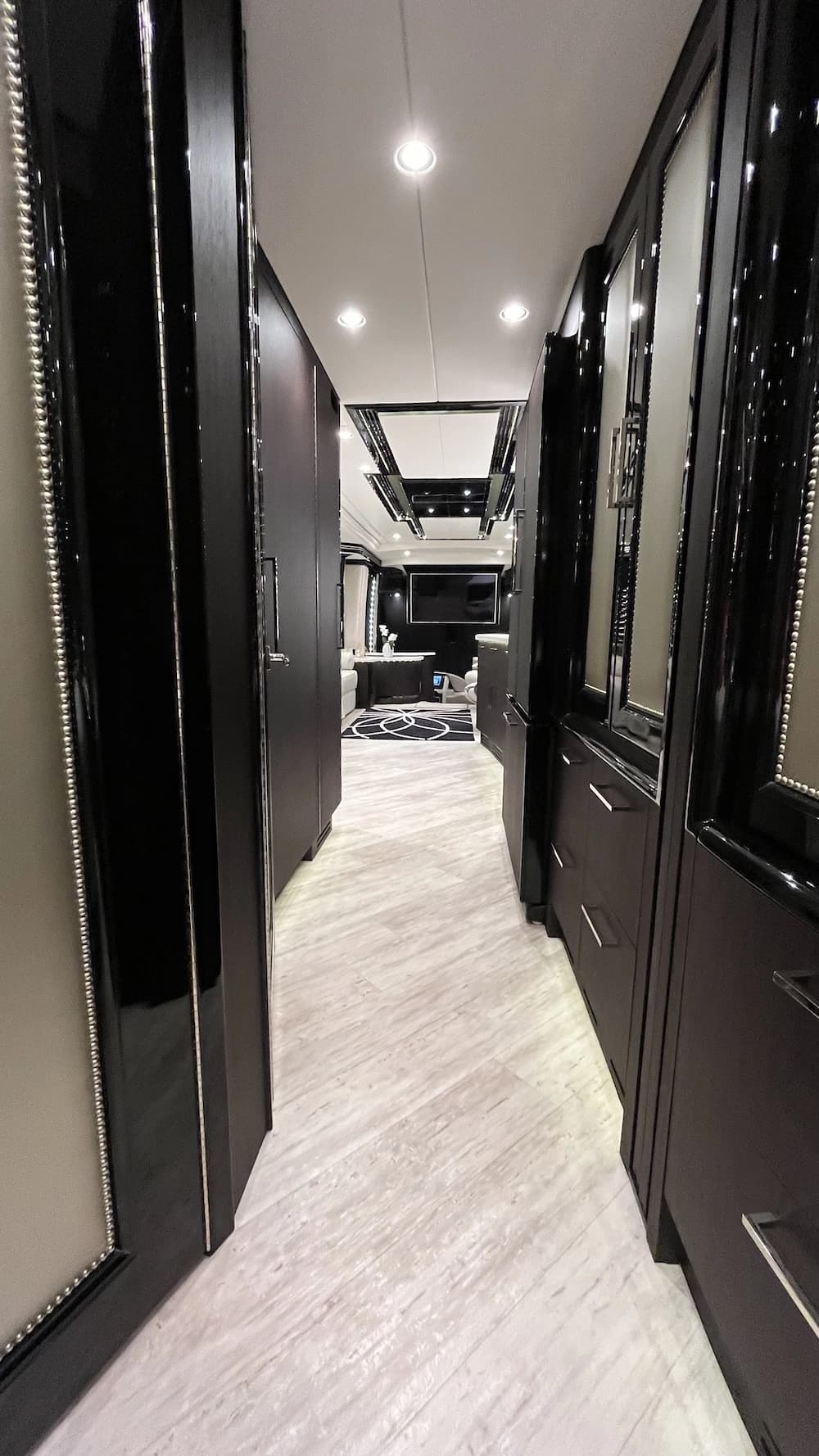2016 Prevost Liberty Elegant Lady H3-45 Motorhome - Image 34