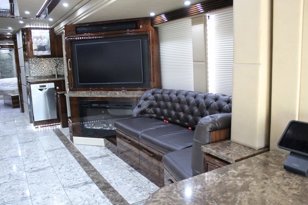 2016 Prevost Outlaw H3-45 Motorhome - Image 11