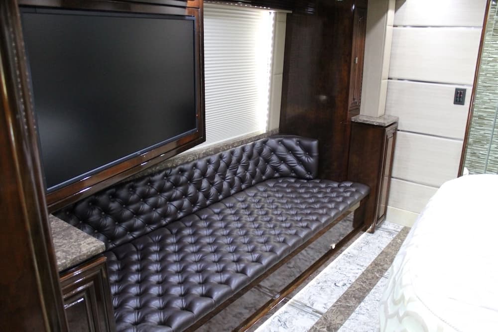 2016 Prevost Outlaw H3-45 Motorhome - Image 14