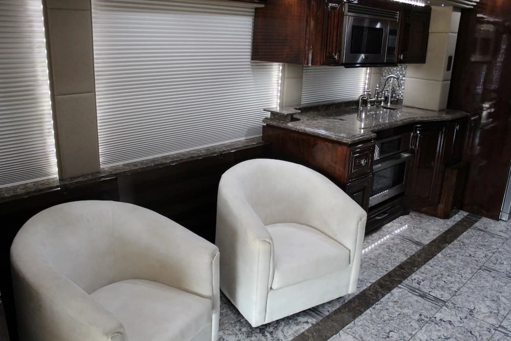 2016 Prevost Outlaw H3-45 Motorhome - Image 17
