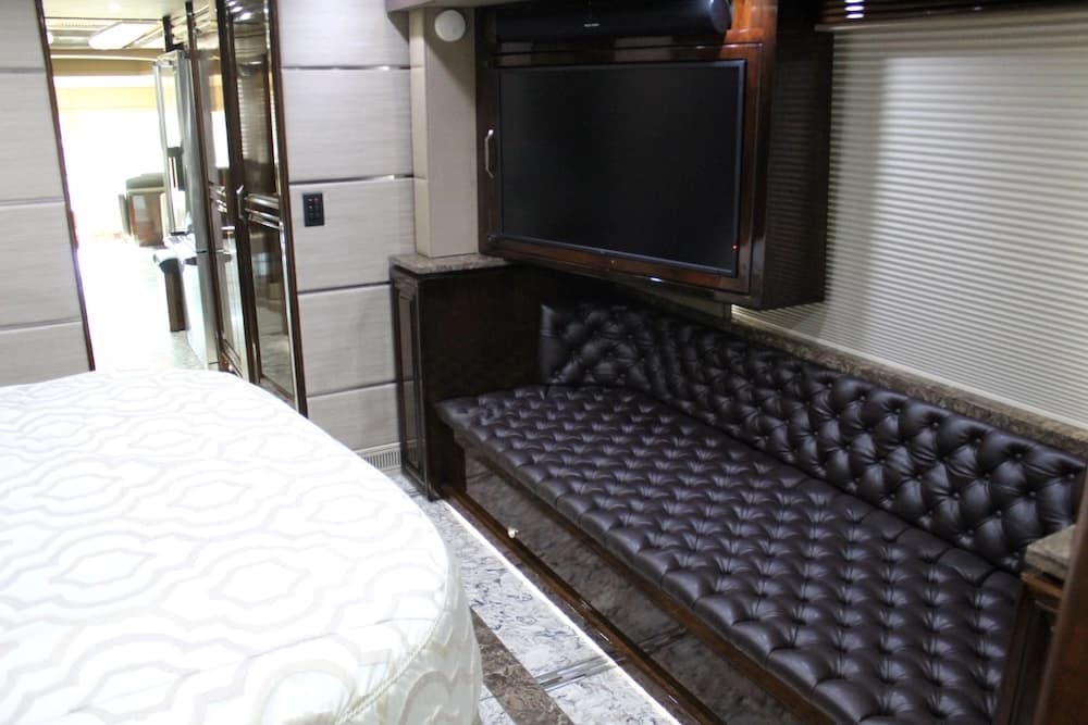 2016 Prevost Outlaw H3-45 Motorhome - Image 23