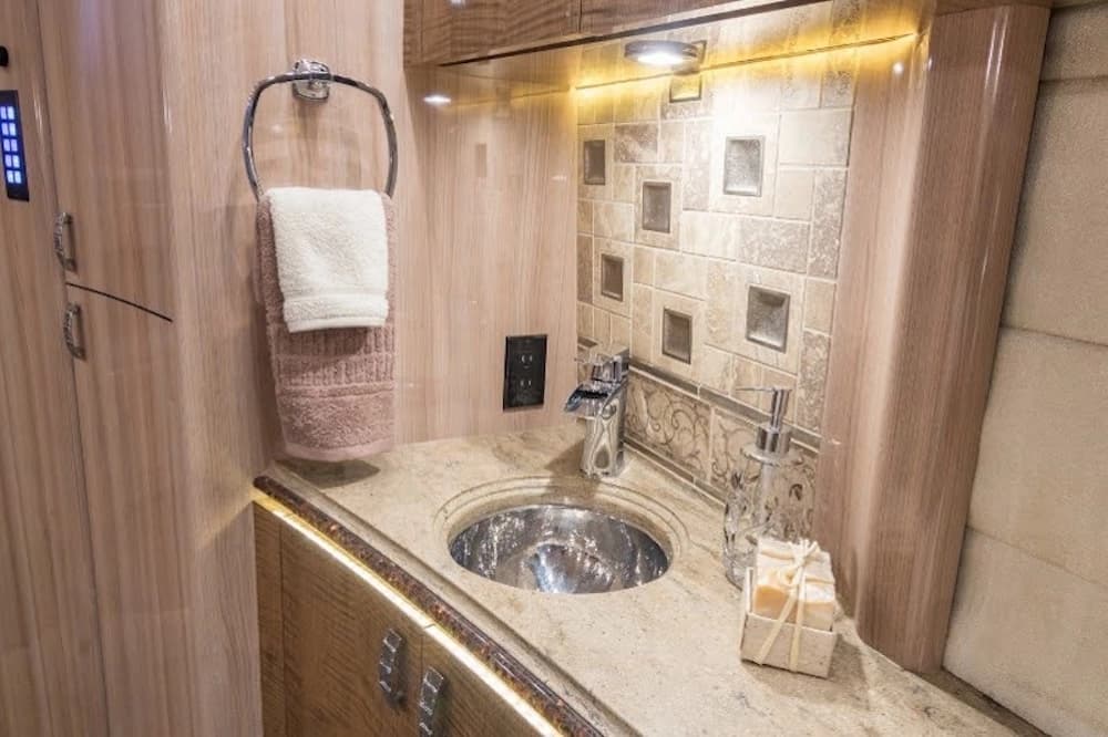 2017 Prevost Marathon X3 Motorhome - Image 10