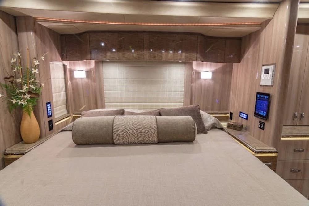 2017 Prevost Marathon X3 Motorhome - Image 11