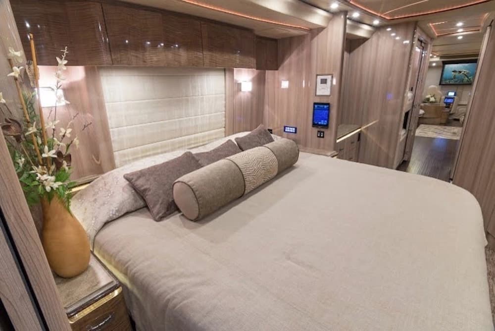 2017 Prevost Marathon X3 Motorhome - Image 12