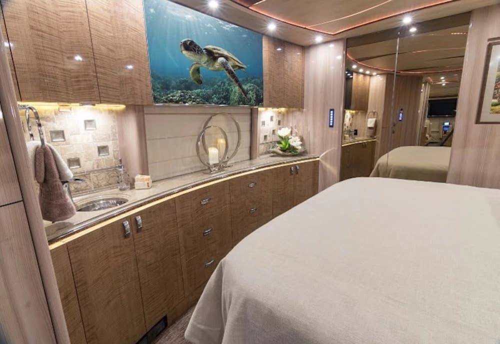 2017 Prevost Marathon X3 Motorhome - Image 14