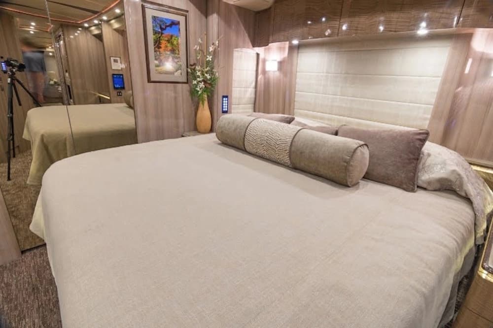 2017 Prevost Marathon X3 Motorhome - Image 15