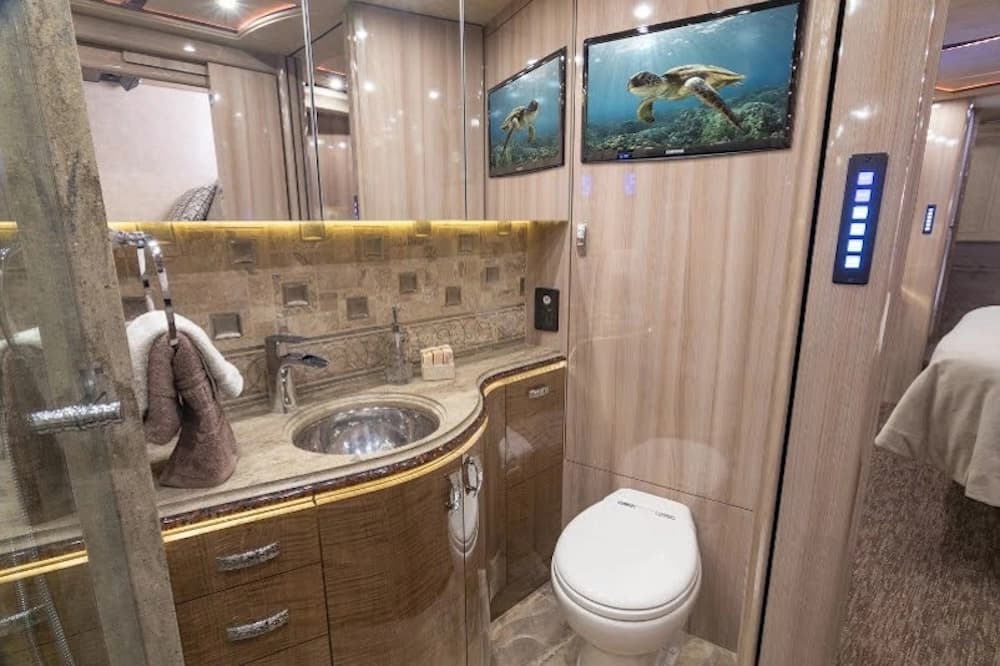 2017 Prevost Marathon X3 Motorhome - Image 19