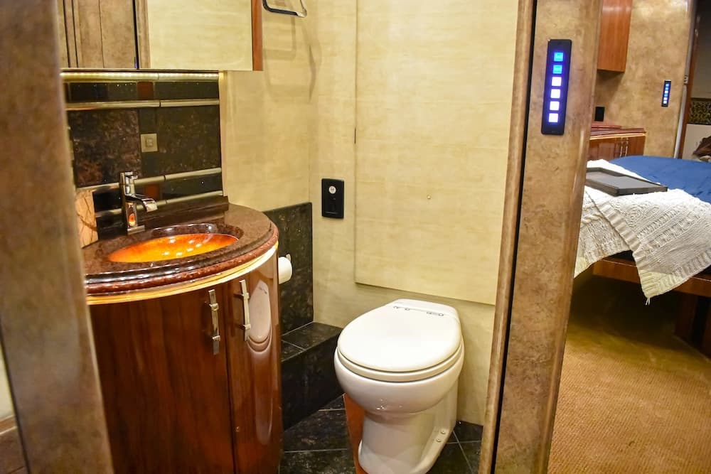 2015 Prevost Marathon X3 Motorhome - Image 11