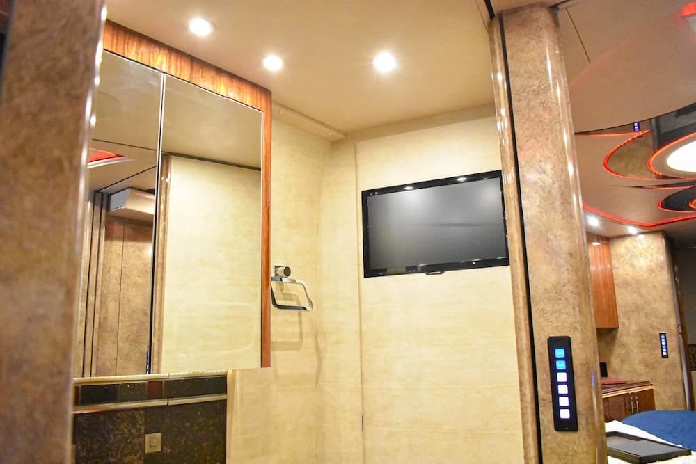 2015 Prevost Marathon X3 Motorhome - Image 12
