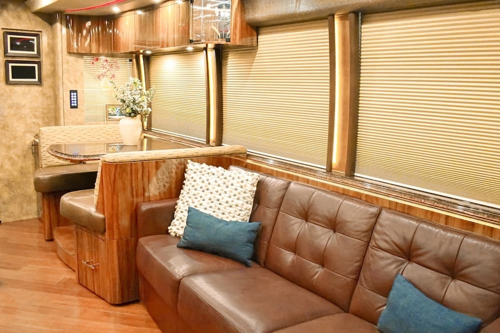 2015 Prevost Marathon X3 Motorhome - Image 16