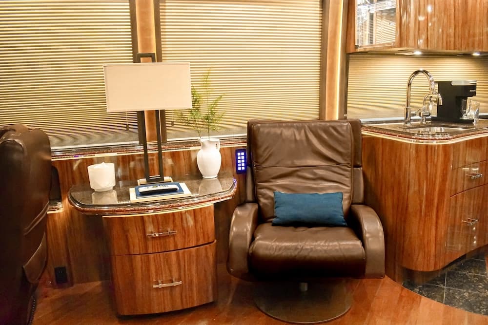 2015 Prevost Marathon X3 Motorhome - Image 21