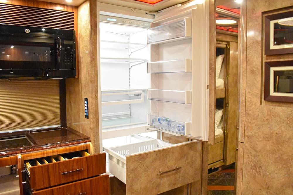 2015 Prevost Marathon X3 Motorhome - Image 22