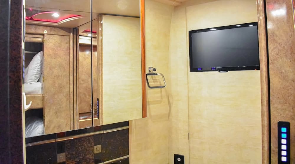 2015 Prevost Marathon X3 Motorhome - Image 26