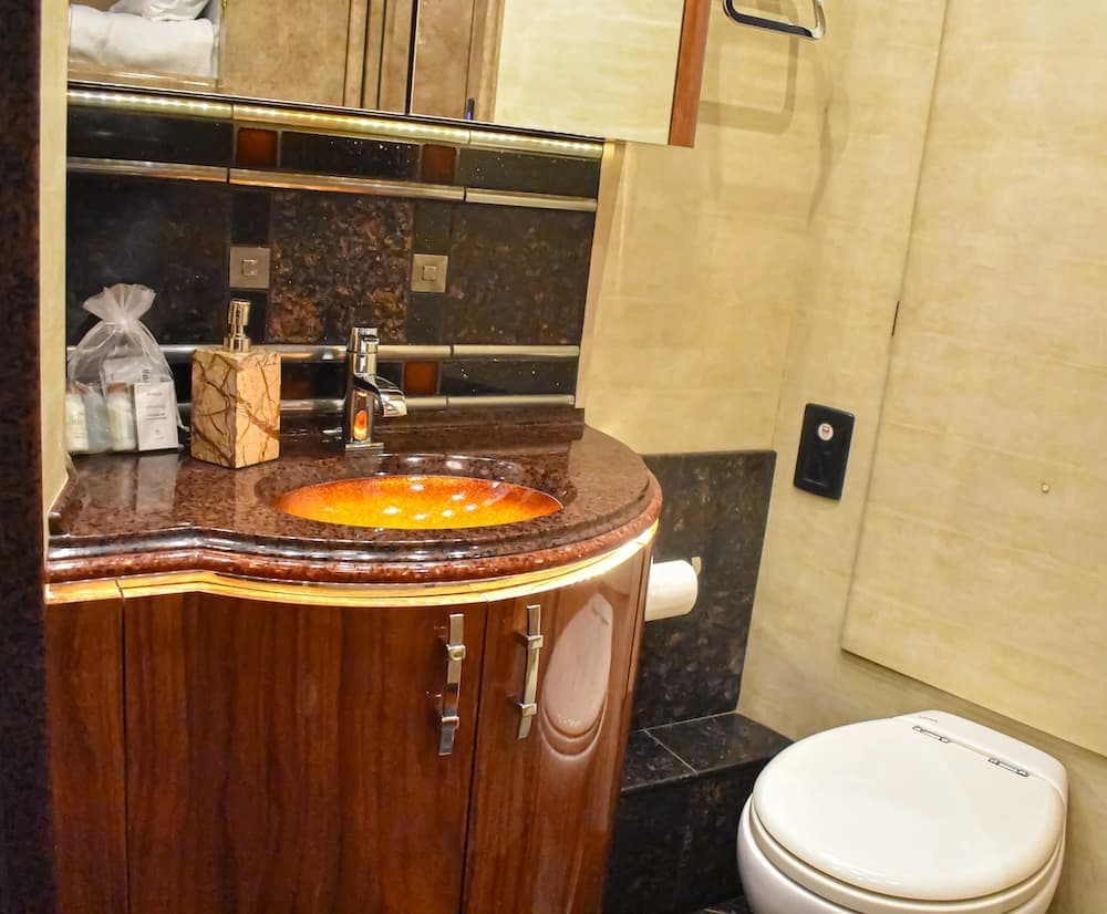 2015 Prevost Marathon X3 Motorhome - Image 27