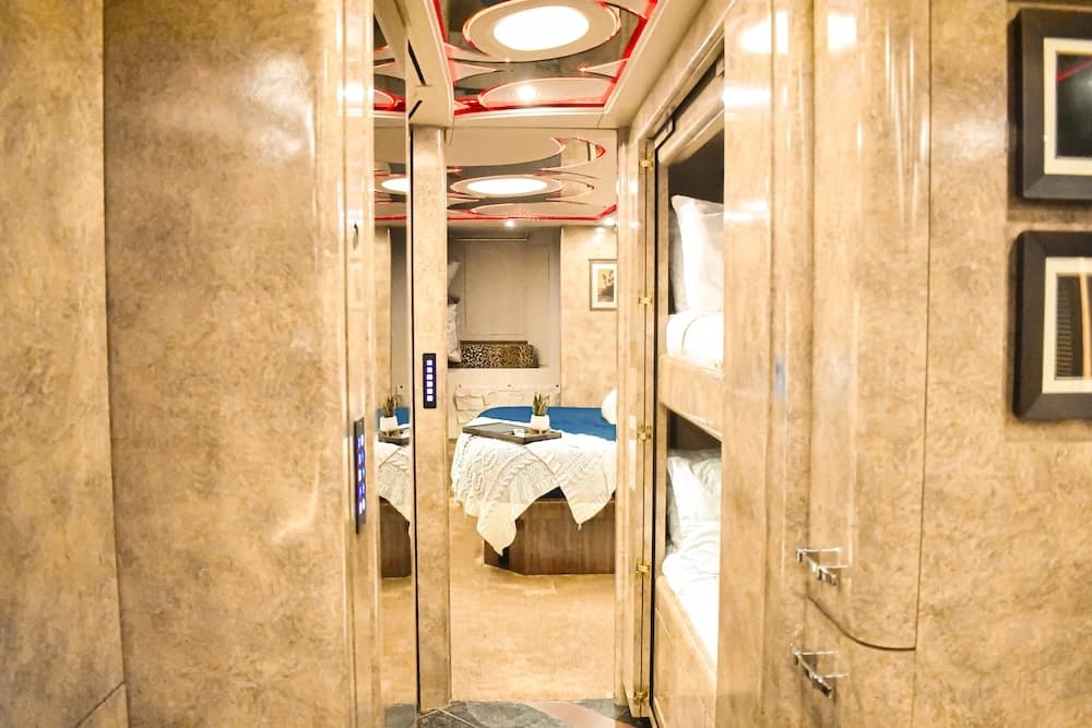 2015 Prevost Marathon X3 Motorhome - Image 28