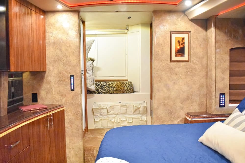 2015 Prevost Marathon X3 Motorhome - Image 32