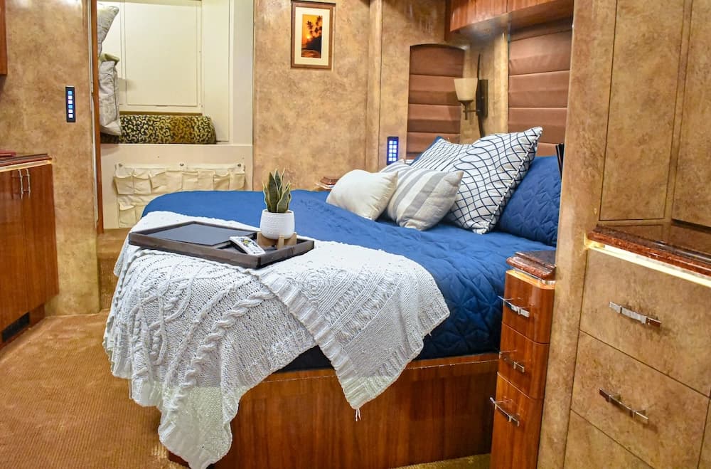2015 Prevost Marathon X3 Motorhome - Image 37
