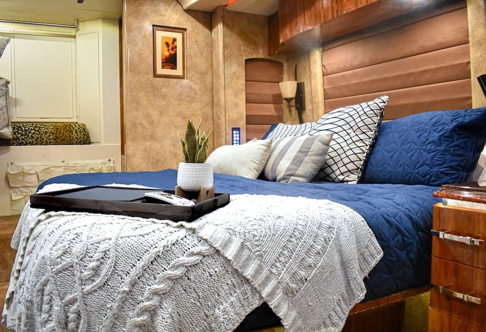 2015 Prevost Marathon X3 Motorhome - Image 38