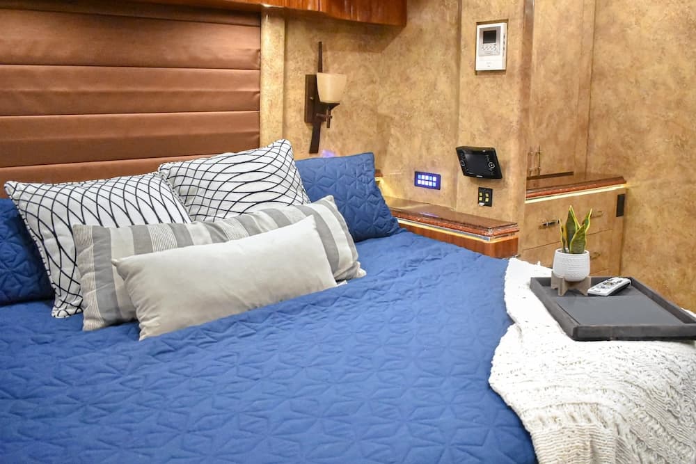 2015 Prevost Marathon X3 Motorhome - Image 39