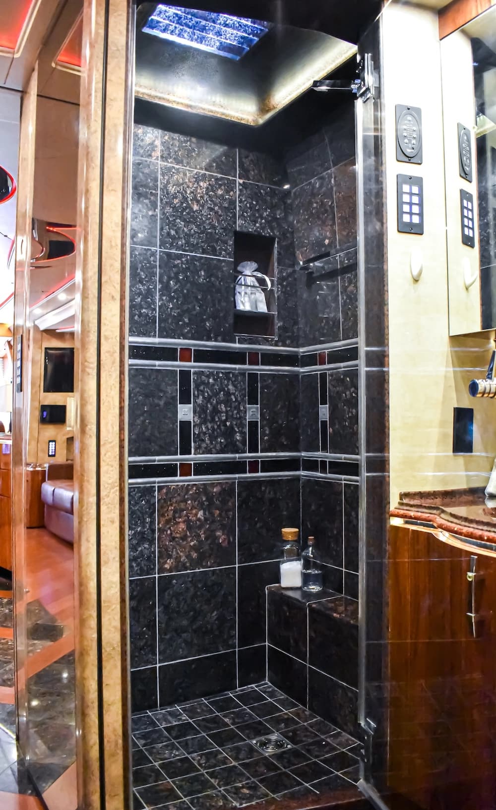 2015 Prevost Marathon X3 Motorhome - Image 41